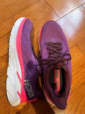 HOKA Clifton 8 Running Shoe Grape Wine/Beautyberry Size 9B